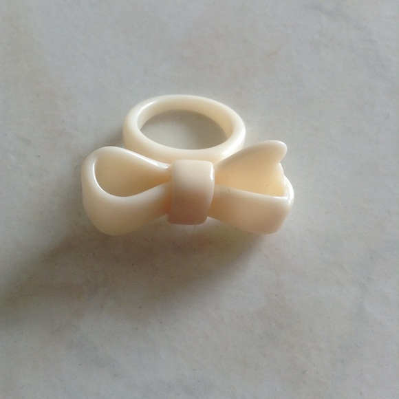 Cute Ivory Bow Ring - Picture 1 of 3